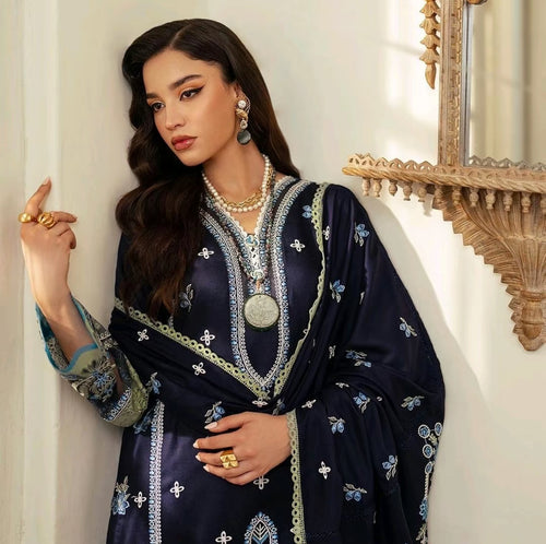 SIRAN -ALIYANAS Eternal pantone attire adorned with pearl and blue embroideries, paired with a printed bamboo silk dupatta.
Womenswear Clothing Long Sleeve.   (ABY-0008)