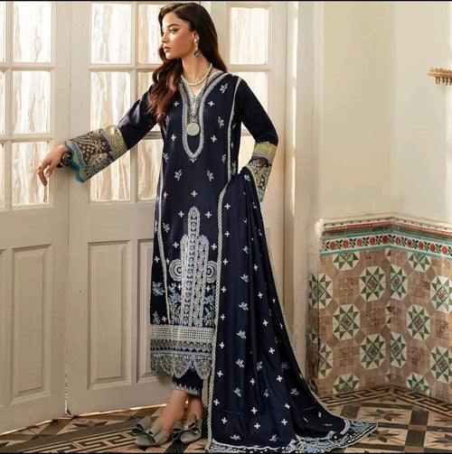 SIRAN -ALIYANAS Eternal pantone attire adorned with pearl and blue embroideries, paired with a printed bamboo silk dupatta.
Womenswear Clothing Long Sleeve.   (ABY-0008)